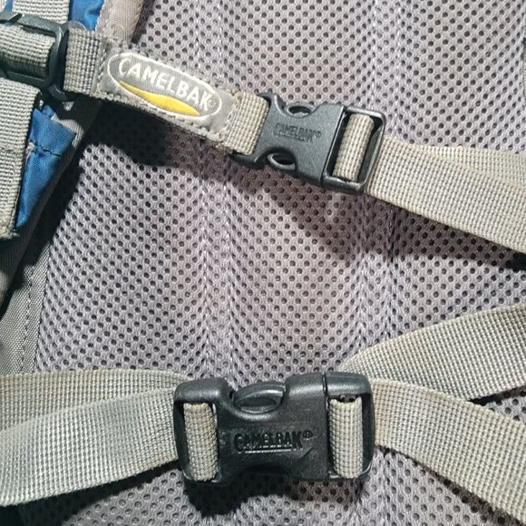 Camelbak Cloud Walker Hydration Hiking Backpack 70 OZ - 2 Liter Water Bladder - Picture 3 of 12